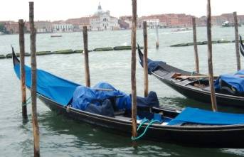 Venetiaanse gondels liggen te wachten op toeristen, in de Lagune