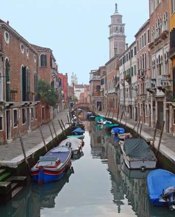 Uitzicht op een kanaal  van het eiland Murano, Venetie