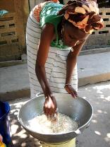 Vrouw kookt rijst - Gambia