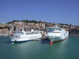 Ferry in de haven van Ancona, Italie.
