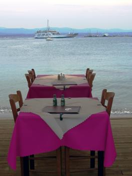 Griekse taverna met uitzicht op de haven