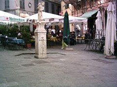 Piazza delle Erbe. Een van leukste pleinen in Genua